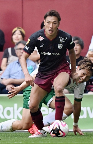 強度の高い守備と正確なキックで貢献する神戸の本多＝５月２６日、ノエビアスタジアム神戸