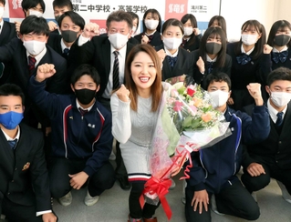 ２０２０年に母校の滝川第二高を訪れ、ゴルフ部の後輩たちから花束を贈られた古江彩佳（中央）。左後ろが角谷真吾監督＝２０２０年１１月、神戸市西区春日台６