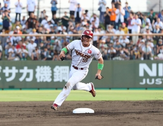 ２回裏、橋本星哉選手の中前打で激走するイースタンの安田悠馬選手（楽天）＝姫路市飯田、ウインク球場（撮影・辰巳直之）