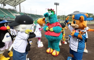 試合前、グラウンドに集まった各球団のマスコット＝姫路市飯田、ウインク球場（撮影・辰巳直之）