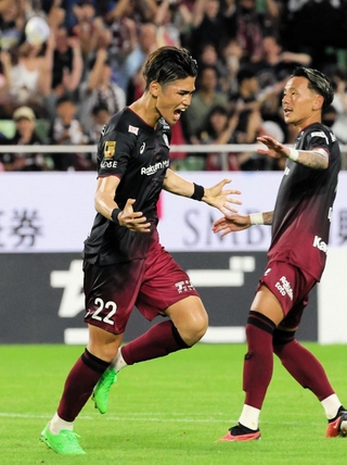 神戸－名古屋　前半、神戸の佐々木（２２）が頭でシュートを決め、１-１とする（撮影・中西幸大）