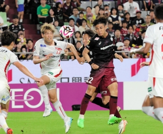 神戸－名古屋　前半、神戸の佐々木が頭でシュートを決め、１-１とする（撮影・中西幸大）