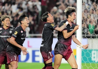 神戸－名古屋　後半、神戸・菊池（右）が勝ち越しゴールを決める（撮影・中西幸大）