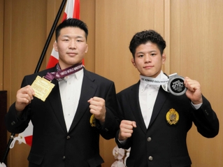 レスリング男子でパリ五輪に挑む日下尚（左）と清岡幸大郎。ともに神戸の三恵海運に所属する