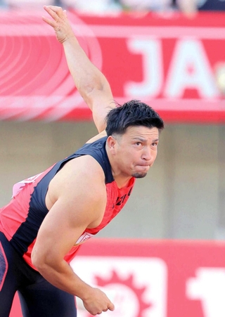 陸上日本選手権男子やり投げ　力強くやりを投げるディーン元気＝６月２９日、新潟市のデンカビッグスワンスタジアム