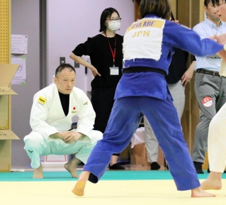 柔道パリ五輪代表の阿部詩の稽古を見守る平野幸秀コーチ（左）＝６月、東京都北区の味の素ナショナルトレーニングセンタ