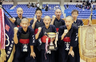 剣道男子団体で２年ぶりに頂点に立った大蔵のメンバー＝兵庫県立武道館