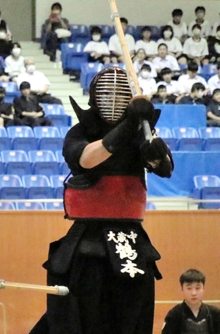 剣道男子団体決勝・大蔵－加古川　先鋒で１本勝ちを決めた大蔵の鶴本＝兵庫県立武道館