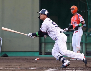 ２回に中前打を放つイースタン・リーグ選抜の橋本星哉（撮影・辰巳直之）