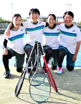 ソフトテニス女子団体で初優勝を飾った姫路ふぁみりークラブの（左から）浜岡、村尾、富永、石本＝吉川総合公園テニスコート