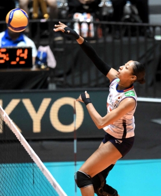 パリ五輪予選でスパイクを決める宮部藍梨＝２３年９月１７日、東京都渋谷区の代々木第一体育館