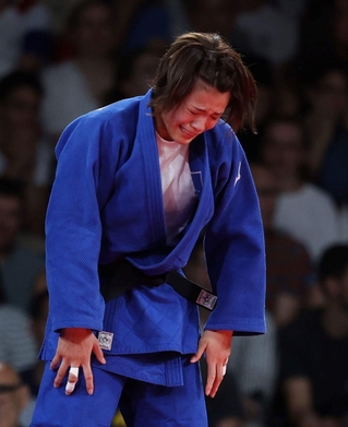 ２回戦でケルディヨロワに敗れ、肩を落とす日本代表・阿部詩＝シャンドマルス・アリーナ