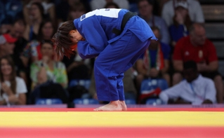 ２回戦でケルディヨロワに敗れ、涙を流しながらうずくまる日本代表・阿部詩＝シャンドマルス・アリーナ