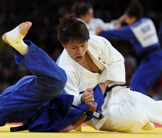 柔道男子６６キロ級２回戦　ボングラーツ（左）に合わせ技一本で勝利する日本代表・阿部一二三＝シャンドマルス・アリーナ