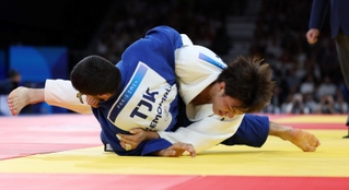 柔道男子６６キロ級準々決勝　エモマリ（左）を合わせ技一本で倒す日本代表・阿部一二三＝シャンドマルス・アリーナ