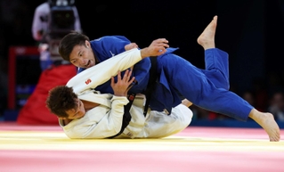 柔道男子６６キロ級準決勝　デニス・ビエル（下）に勝利する日本代表・阿部一二三＝シャンドマルス・アリーナ