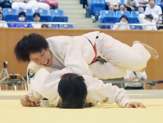 柔道女子個人５７キロ級を制した二見の永尾たまき（上）＝兵庫県立武道館