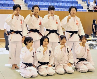 柔道女子個人の優勝選手たち＝兵庫県立武道館