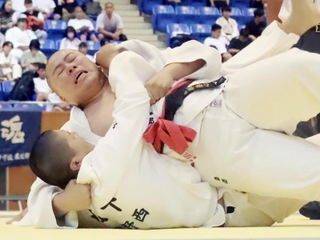 柔道男子団体決勝・望海-龍野西　大外刈りを決める望海の大将森部（上）＝兵庫県立武道館