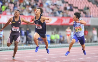 日本選手権の男子１００メートル決勝でゴールする（右から）坂井隆一郎、柳田大輝、デーデー・ブルーノ＝６月３０日、新潟市のデンカビッグスワンスタジアム