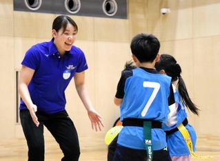 子どもの体験イベントに登場し、リラックスした様子の白井璃緒（左）。精神面で一皮むけ、２度目の五輪に挑む＝４月４日、大阪市