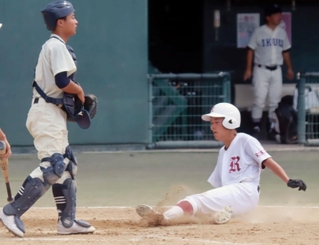 六甲-育英　五回裏六甲学院１死二塁、辻の適時二塁打で二走坂上（右）が生還し、１ー３とする