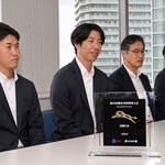 社会人野球の都市対抗大会に出場が決まり、記念の盾を見ながら予選を振り返る三菱重工Ｗｅｓｔの松藤部長（右から２人目）、津野監督（同３人目）ら＝神戸新聞社（撮影・風斗雅博）