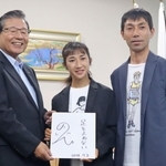 パリ五輪出場内定を受けて小野市役所を訪れ、蓬萊務市長と写真に納まる田中希実（中央）と父の健智コーチ（右）