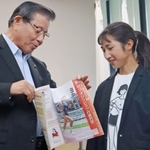 パリ五輪を前に小野市役所を訪れ、蓬萊務市長と談笑する田中希実（右）