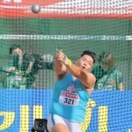 日本選手権の男子ハンマー投げで力強く投てきする執行大地＝６月２７日、デンカビッグスワンスタジアム