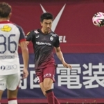 主に左サイドバックで多くのチャンスをつくり出す神戸の初瀬＝６月３０日、ノエビアスタジアム神戸