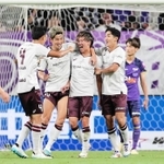 後半、勝ち越しゴールを決めた広瀬（中央）を祝福する神戸の大迫（左から２人目）ら