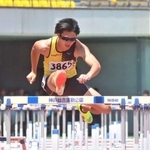 男子１１０メートル障害決勝　優勝した徳岡凌（中央）。右は兵庫高校新記録をマークした松前大雅