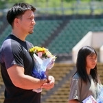 ユニバー記念競技場で開かれた兵庫選手権で花束などを受け取り激励を受けたディーン元気（左）と田中希実