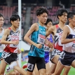 日本選手権の男子５０００メートルに出場した折田壮太（中央）＝６月２８日、デンカビッグスワンスタジアム