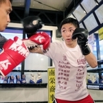 フィリピンから呼び寄せたパートナーのズレタ（左）とスパーリングする加納陸＝三田市の大成ジム（撮影・吉田敦史）