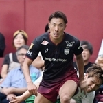 強度の高い守備と正確なキックで貢献する神戸の本多＝５月２６日、ノエビアスタジアム神戸