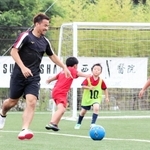 環境配慮型グラウンドで子どもたちと交流する岡崎慎司さん。地域貢献と青少年の育成もサッカー人生第２幕の目標だ＝２０２２年６月、神戸市西区のバサラヴィレッジグリーン