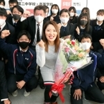 ２０２０年に母校の滝川第二高を訪れ、ゴルフ部の後輩たちから花束を贈られた古江彩佳（中央）。左後ろが角谷真吾監督＝２０２０年１１月、神戸市西区春日台６