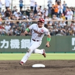 ２回裏、橋本星哉選手の中前打で激走するイースタンの安田悠馬選手（楽天）＝姫路市飯田、ウインク球場（撮影・辰巳直之）