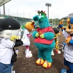 試合前、グラウンドに集まった各球団のマスコット＝姫路市飯田、ウインク球場（撮影・辰巳直之）
