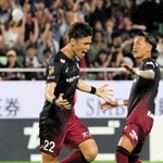 神戸－名古屋　前半、神戸の佐々木（２２）が頭でシュートを決め、１-１とする（撮影・中西幸大）