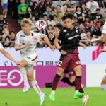 神戸－名古屋　前半、神戸の佐々木が頭でシュートを決め、１-１とする（撮影・中西幸大）