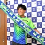 Ｊ１湘南入りが内定し、ユニホームに身を包み笑顔を見せる神戸弘陵高の石橋瀬凪＝神戸市北区、同高