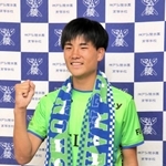 Ｊ１湘南入りが内定し、ユニホームに身を包み笑顔を見せる神戸弘陵高の石橋瀬凪＝神戸市北区、同高