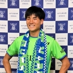 Ｊ１湘南入りが内定し、ユニホームに身を包み笑顔を見せる神戸弘陵高の石橋瀬凪＝神戸市北区、同高