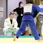 柔道パリ五輪代表の阿部詩の稽古を見守る平野幸秀コーチ（左）＝６月、東京都北区の味の素ナショナルトレーニングセンタ