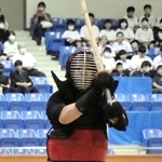 剣道男子団体決勝・大蔵－加古川　先鋒で１本勝ちを決めた大蔵の鶴本＝兵庫県立武道館