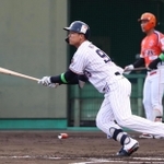 ２回に中前打を放つイースタン・リーグ選抜の橋本星哉（撮影・辰巳直之）