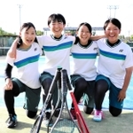 ソフトテニス女子団体で初優勝を飾った姫路ふぁみりークラブの（左から）浜岡、村尾、富永、石本＝吉川総合公園テニスコート